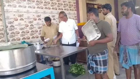 &nbsp;கடைகளில் பிளாஸ்டிக் பைகள் இருந்ததை வேலூர் பேரூராட்சி துப்புரவு ஆய்வாளர் குருசாமி தலைமையிலான குழுவினர் பறிமுதல் செய்த போது எடுத்தபடம்.