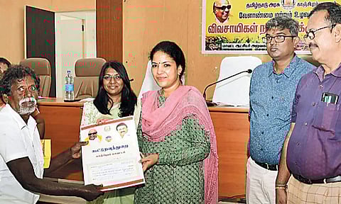 விவசாயிகளுக்கு பயிர் கடன்கள், வேளாண் இடுபொருட்கள்: கலெக்டர் வழங்கினார்