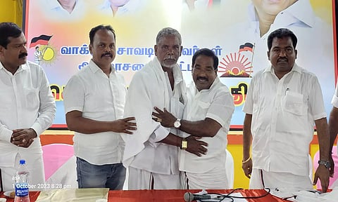 குமரி கிழக்கு மாவட்டத்தில் தி.மு.க. வாக்குச்சாவடி முகவர்கள் பணியில் சிறப்பாக செயல்பட்டவருக்கு பரிசு