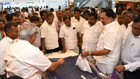 அமைச்சர்கள் கே.என்.நேரு, எம்.ஆர்.காந்தி ஆகியோர் சேலம் கோ-ஆப்டெக்ஸ் தங்கம் பட்டு மாளிகை நவீனப்படுத்தப்பட்ட கட்டிடத்தை திறந்து வைத்து புதிய ரக சேலைகளை பார்வையிட்ட காட்சி. அருகில் கலெக்டர் கார்மேகம், மேயர் ராமச்சந்திரன், எஸ்.ஆர்.பார்த்திபன் எம்.பி., எம்.எல்.ஏ.,க்கள் ராேஜந்திரன், அருள் உள்பட பலர் உள்ளனர்.