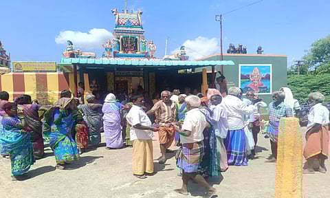 கிராமசபை கூட்டத்தை கிராம மக்கள் புறக்கணித்து போராட்டத்தில் ஈடுபட்டனர்.