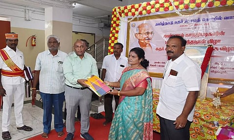 காதி கிராப்ட்களில் சிறப்பு விற்பனையை விழுப்புரம் கலெக்டர் பழனி தொடங்கி வைத்த போது எடுத்தபடம்.