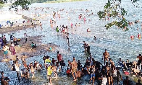 கல்லணையில் உள்ள காவிரி ஆற்றில் குளித்து மகிழ்ந்த மக்கள் 
