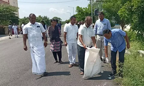 தருமபுரி ஒருங்கிணைந்த நீதிமன்ற வளாகத்தில் மாவட்ட நீதிபதி மணிமொழி தூய்மை பணியை தொடங்கி வைத்த காட்சி.