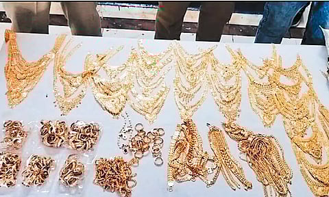 எக்ஸ்பிரஸ் ரெயிலில் ரூ.1 கோடி மதிப்பிலான தங்க நகைகள் பறிமுதல்: ரெயில்வே போலீசார் நடவடிக்கை