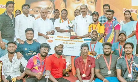 கிரிகெட் போட்டியில் வெற்றி பெற்ற அணிகளுக்கு பரிசு கோப்பை வழங்கிய காட்சி.