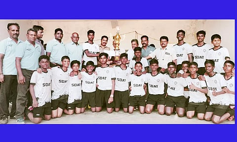 சாம்பியன் பட்டம் வென்ற திருநெல்வேலி அணிக்கு பரிசுக் கோப்பை வழங்கப்பட்ட காட்சி.