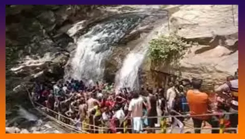 தொடர் விடுமுறையையொட்டி முட்டல் நீர்வீழ்ச்சியில் குவிந்த சுற்றுலா பயணிகள்