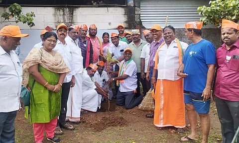 பா.ஜனதா சார்பில் தென்காசி கோவில் தெப்பக்குளத்தை தூய்மைப்படுத்தும் பணி