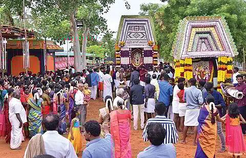 உடன்குடி அருகே பத்ரகாளி அம்மன் கோவில் திருவிழாவில் சப்பரபவனி