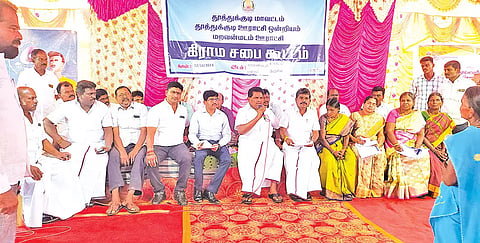 கிராமசபை கூட்டத்தில் அமைச்சர் அனிதா ராதாகிருஷ்ணன் பேசிய காட்சி. அருகில் சண்முகையா எம்.எல்.ஏ. மற்றும் பலர் உள்ளனர்.