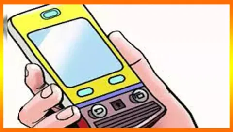 பயணியிடம் செல்போன் பறித்த வாலிபரை விரட்டி பிடித்த ஏட்டு