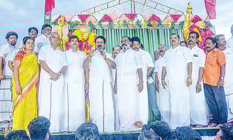 தஞ்சை ரெயிலடியில் உள்ள எம்.ஜி.ஆர், ஜெயலலிதா சிலைகளுக்கு முன்னாள் அமைச்சர் காமராஜ் மாலை அணிவித்து மரியாதை செலுத்தினார்.