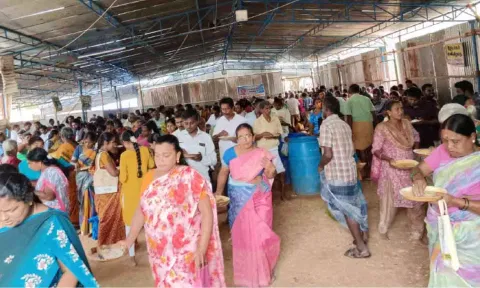 பெருமாள் கோவிலில் திரளாக கலந்து கொண்ட பக்தர்கள்.