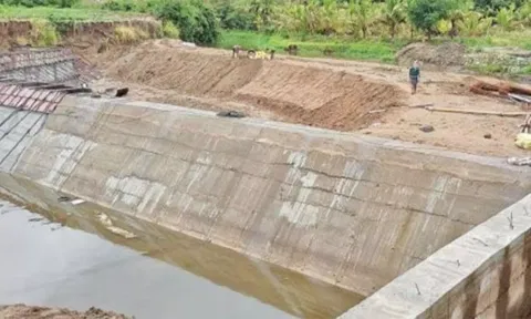 தடுப்பணை கட்டும் பணிகள் நடப்பதை படத்தில் காணலாம்.