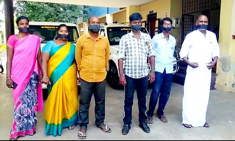 வாயில் கருப்புத்துணி கட்டி போராட்டத்தில் ஈடுபட்டவர்களை படத்தில் காணலாம்.