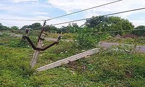 தோட்டக்குறிச்சி அருகே உடைந்து விழுந்த மின்கம்பம்