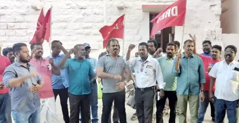 மண்டபம் ரெயில் நிலையம் முன்பு டி.ஆர்.இ.யூ. தொழிற்சங் கத்தினர் ஆர்ப்பாட்டத்தில் ஈடுபட்ட காட்சி.