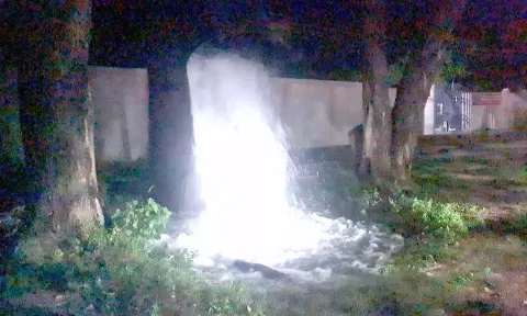 குழாயில் இருந்து குடிநீர் அருவிபோல கொட்டிய காட்சி.