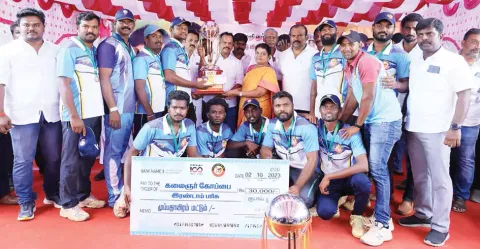 வெற்றிபெற்ற அணிக்கு அமைச்சர் கீதாஜீவன், மேயர் ஜெகன்பெரியசாமி ஆகியோர் பரிசு வழங்கிய காட்சி.