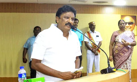 கூட்டத்தில் அப்துல் வகாப் எம்.எல்.ஏ. பேசிய காட்சி.
