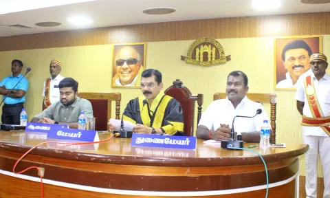மாநகராட்சி கூட்டம் மேயர் சரவணன் தலைமையில் நடந்த போது எடுத்த படம். அருகில் துணை மேயர் கே.ஆர்.ராஜூ, கமிஷனர் சிவகிருஷ்ணமூர்த்தி உள்ளனர்.