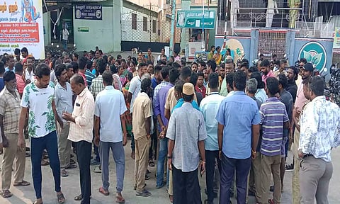 வேலூர் மாநகராட்சி துப்புரவு பணியாளர்கள் போராட்டம்