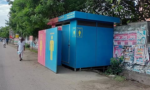 சிங்காநல்லூர் அருகே இ.எஸ்.ஐ ஆஸ்பத்திரி முன்பு வைக்கப்பட்ட கழிப்பிடம் பயன்பாட்டிற்கு வருமா? பொதுமக்கள் எதிர்பார்ப்பு