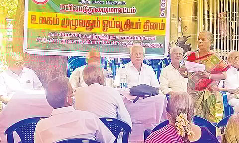 மயிலாடுதுறையில் அனைத்து துறை ஓய்வூதியர் சங்கம் கூட்டம் நடந்தது.