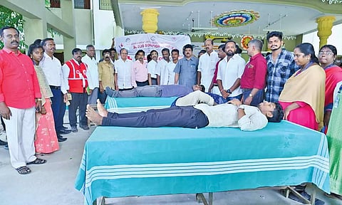 அரசு கல்லூரியில் ரத்ததான முகாம் நடந்தது.