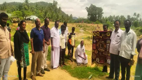 மாரியம்மன் புதூர் ஏரியில் நடைபெற்ற பனை விதைகள் விதைக்கும் விழாவில் பங்கேற்றவர்கள்.