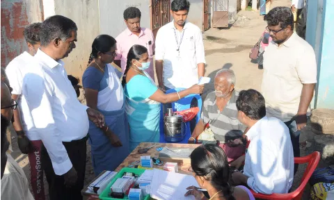 மருத்துவ முகாமில் பொதுமக்களுக்கு பரிசோதனை செய்யப்பட்டது.