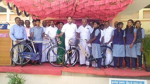 பள்ளி மாணவர்களுக்கு விலையில்லா மிதிவண்டி