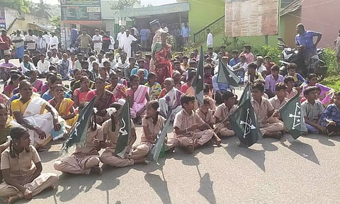 சாலையை சீரமைக்க கோரி பள்ளி குழந்தைகளுடன் கிராம மக்கள் சாலை மறியல் போராட்டம்