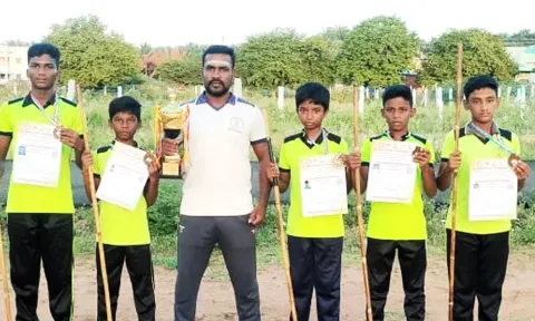 சிலம்ப போட்டியில் சாதனை படைத்த மாணவர்களை படத்தில் காணலாம்.