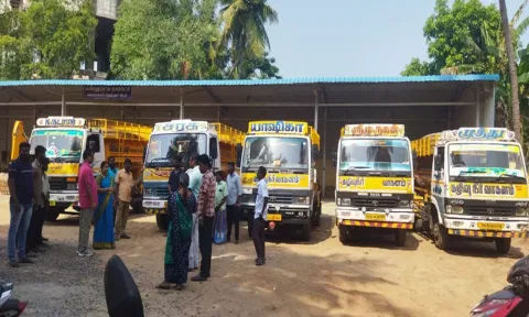பண்ருட்டி கெடிலம்  ஆற்றுப்பகுதியில்  கழிவுகளை கொட்டிய  5 வாகனங்களை நகராட்சி ஆணையாளர் பானுமதி தலைமையில் அதிகாரிகள்  பறிமுதல் செய்தனர்.