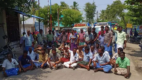 பொதுமக்கள் சாலை மறியலில் ஈடுபட்ட காட்சி.