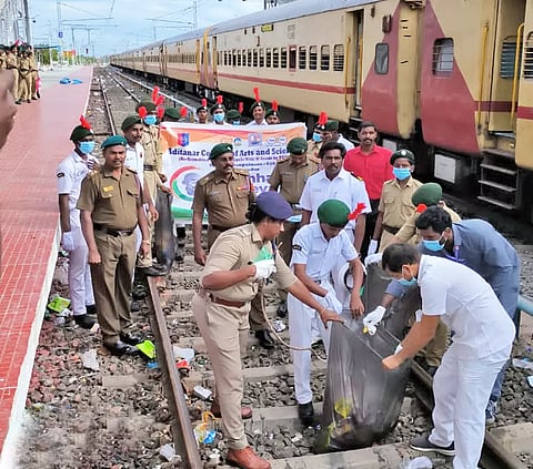 தூய்மை பணியில் ஈடுபட்ட மாணவர்களை படத்தில் காணலாம்.