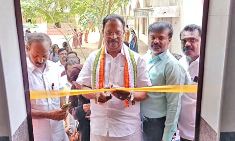 பள்ளி கழிவறை கட்டிடத்தை ரூபி மனோகரன் எம்.எல்.ஏ. திறந்து வைத்த காட்சி.