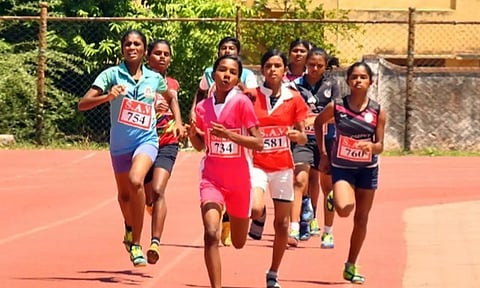 போட்டியில் கலந்து கொண்ட மாணவிகள்.