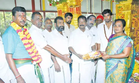 சித்தர்புரத்தில் குருபூஜைவிழாவை முன்னிட்டு நலத்திட்ட உதவிகள் வழங்கினார்.