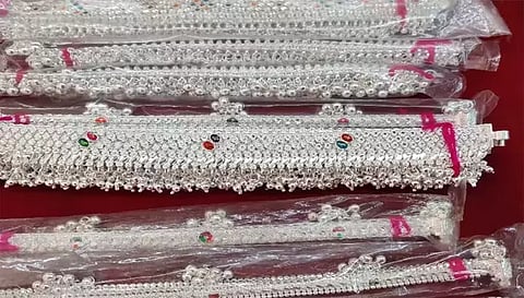 ஒரே வாரத்தில் கிலோவுக்கு ரூ.5 ஆயிரம்  சரிவுசேலம் வெள்ளி கொலுசுகள் விற்பனை அதிகரிப்பு
