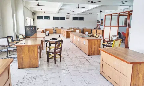 பணியாளர்களின் தற்செயல் விடுப்பு காரணமாக மாநகராட்சி அலுவலகம் வெறிச்சோடி காணப்பட்டது.