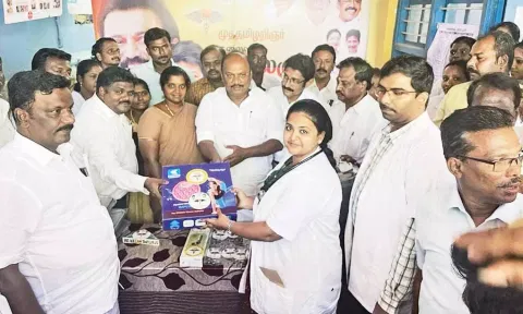 கூடுதல் மருத்துவ உபகரணங்களை துரை. சந்திரசேகரன் எம்.எல்.ஏ வழங்கினார்.