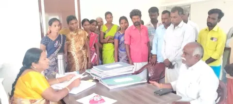 &nbsp;ஏரியூர் வட்டார வளர்ச்சி அலுவலகத்தில் பொதுமக்கள் கோரிக்கை மனு அளித்த போது எடுத்த படம்.