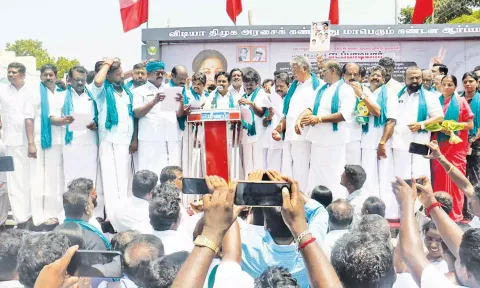 ஆர்ப்பாட்டத்தில் அ.தி.மு.க. அமைப்பு செயலாளரும் முன்னாள் அமைச்சருமான காமராஜ் பேசினார்.