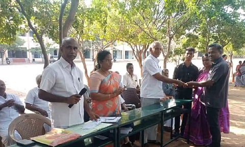 கல்வி ஊக்கத்தொகை வழங்கிய காட்சி.