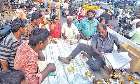 வியாபாரிகளிடம் பறிமுதல் செய்த பிளாஸ்டிக் பைகளை திரும்ப ஒப்படைத்த அதிகாரிகள்