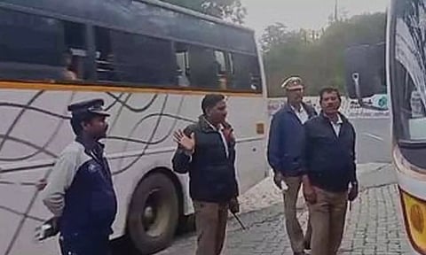 குன்னூர் பஸ் விபத்து: கொண்டை ஊசி வளைவுகளில் வாகனங்கள் மெதுவாக செல்ல வேண்டும்- போலீசார் விழிப்புணர்வு