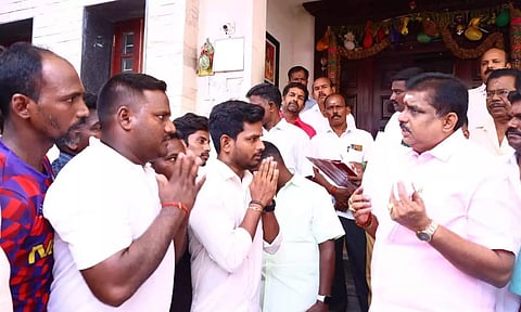 விளையாட்டு மைதானத்தை தனியாரிடம் இருந்து மீட்டு தரக்கோரி அமைச்சர் நமச்சிவாயத்திடம் மனு அளித்த காட்சி.